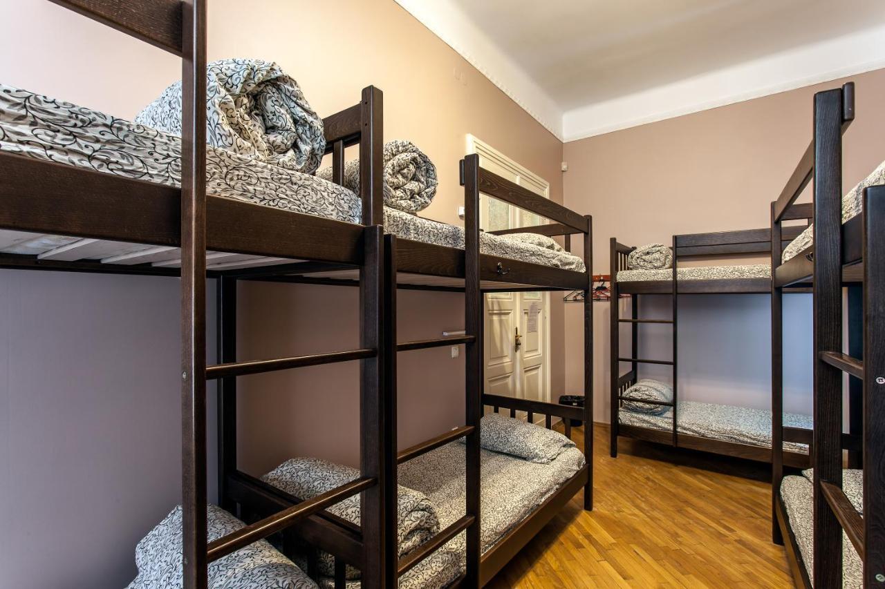 Centrum Hostel Львов Экстерьер фото